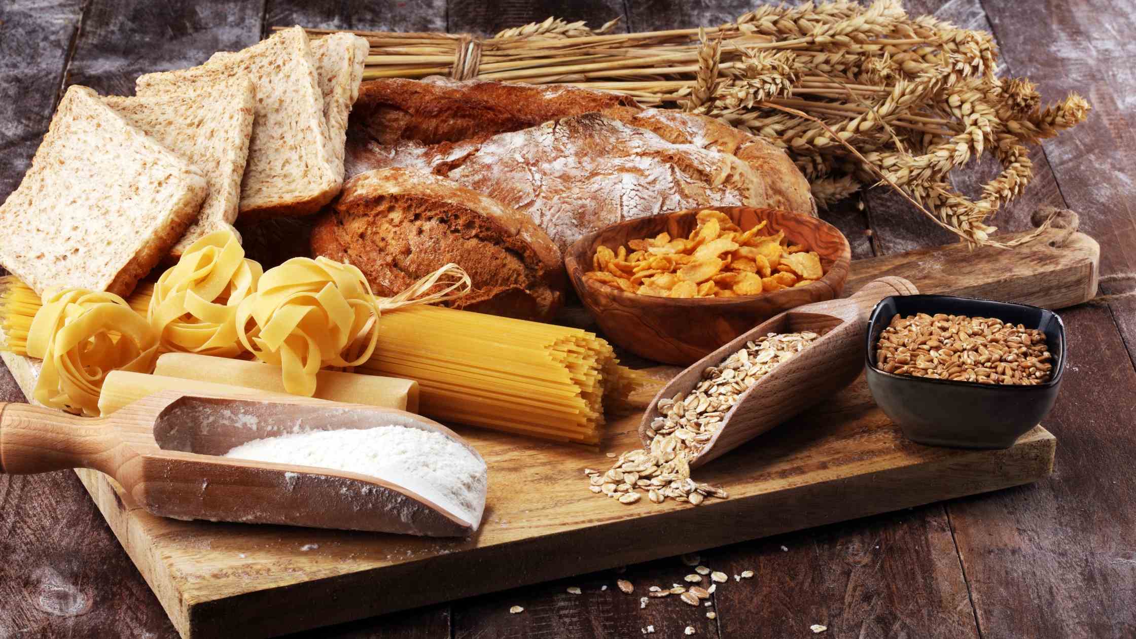 Carboidrati complessi: pane, pasta e cereali integrali come fonti di energia e struttura cellulare Varie fonti di carboidrati complessi — pane, pasta, cereali e farine — essenziali non solo per fornire energia ma anche per le funzioni strutturali e metaboliche dell’organismo.