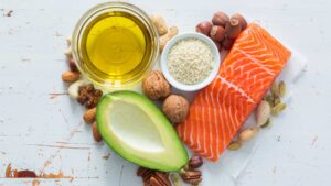 Fonti alimentari di trigliceridi: avocado, olio d'oliva, salmone, noci e semi