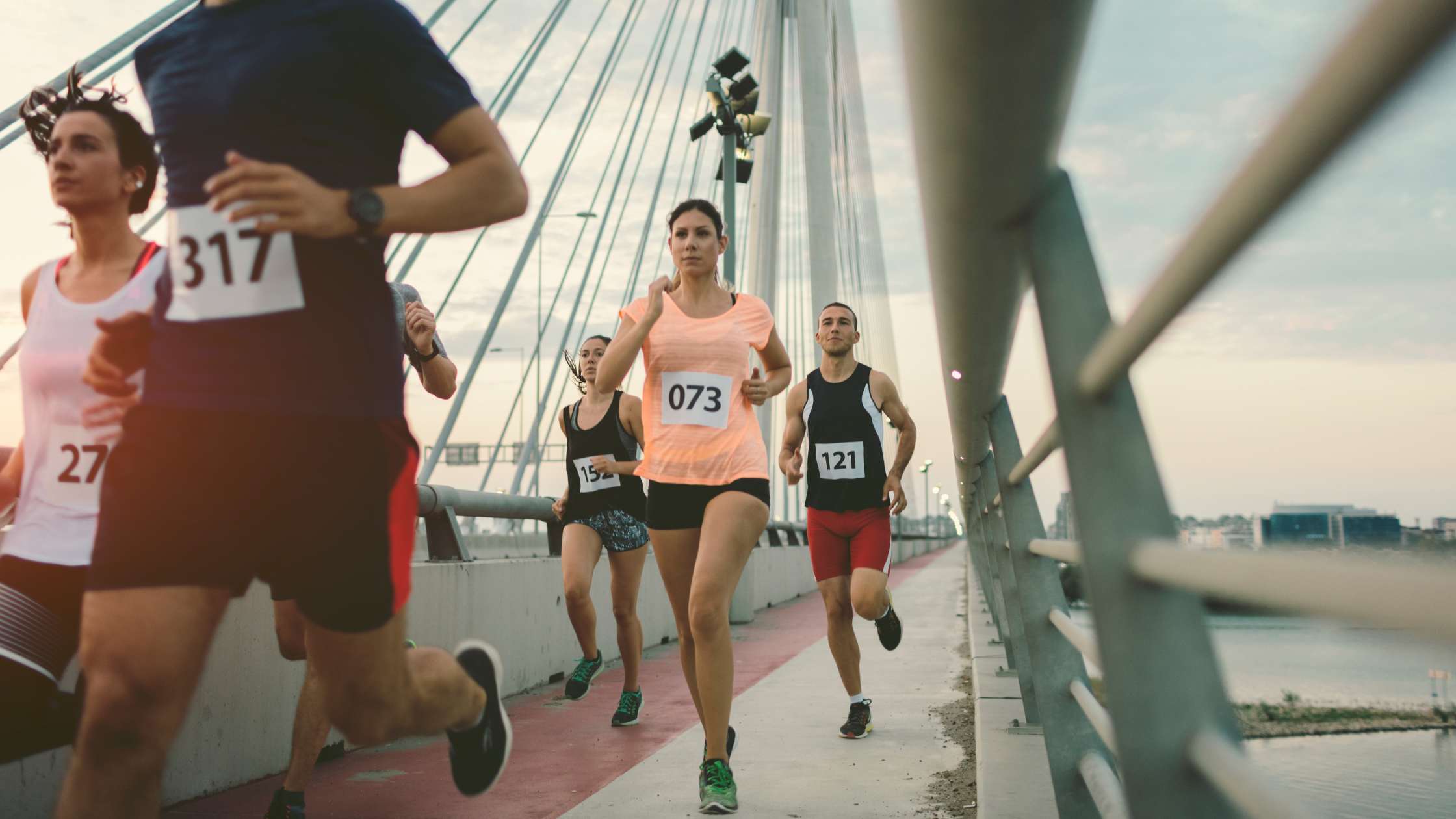 Il sistema aerobico negli sport di endurance Corridori durante una maratona, esempio di attività sostenuta dal sistema aerobico