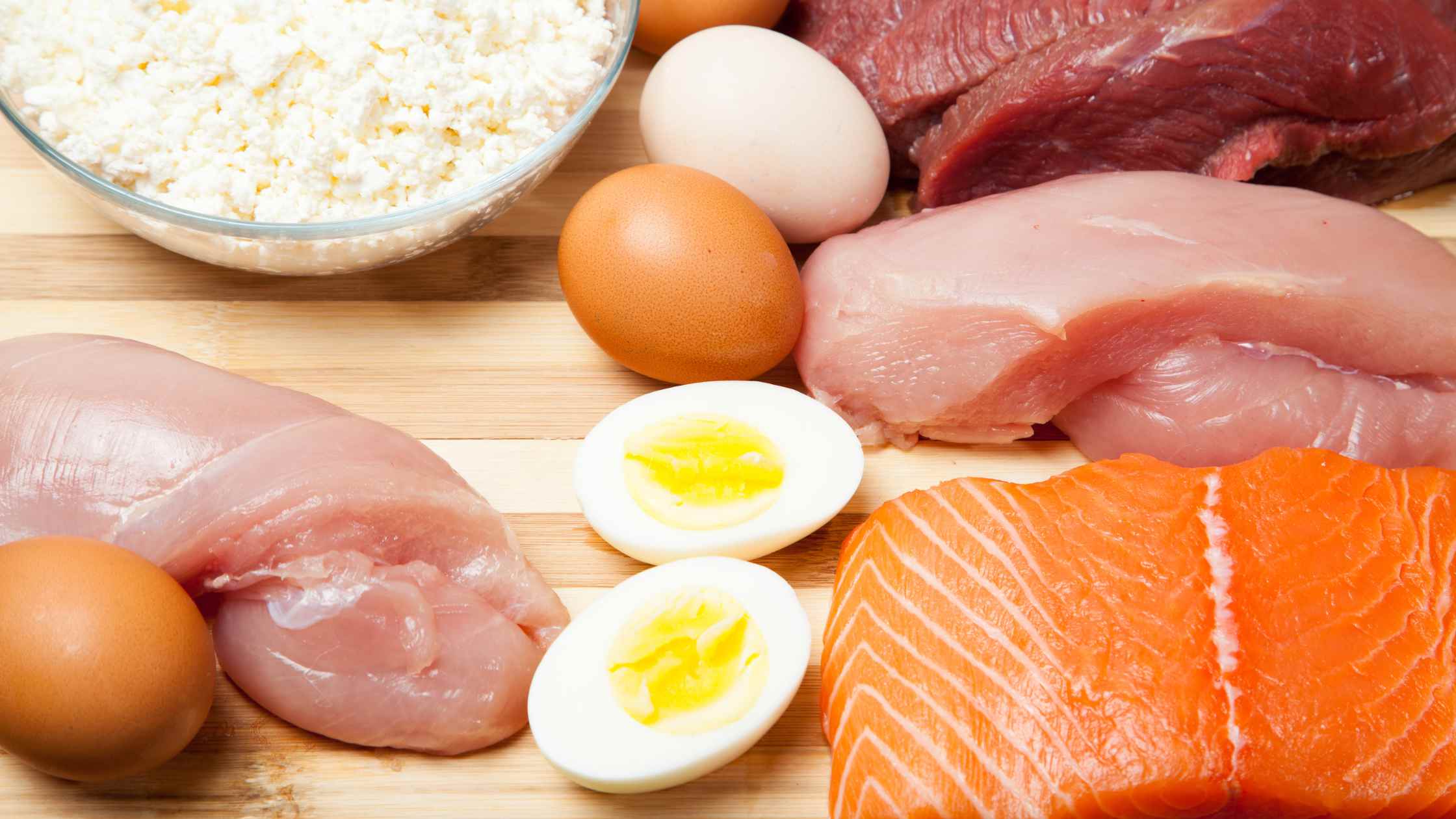 Alimenti ricchi di proteine ad alto valore biologico come uova, pesce, carne e formaggi
