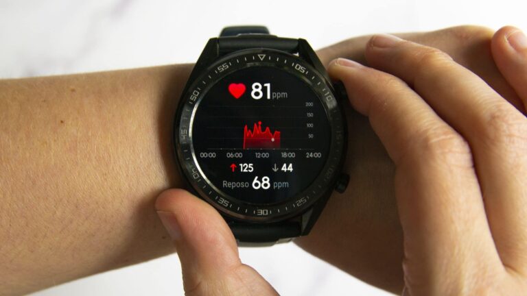 Primo piano su orologio smart che mostra variabilità della frequenza cardiaca