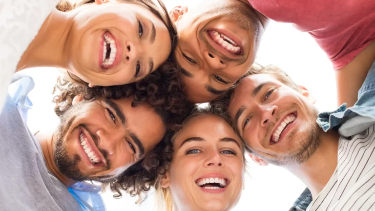 un gruppo di ragazzi sorridono felici