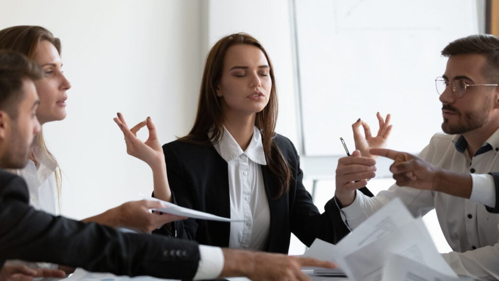 Giovane donna in meditazione, pratica che può influenzare il tono vagale e il benessere generale