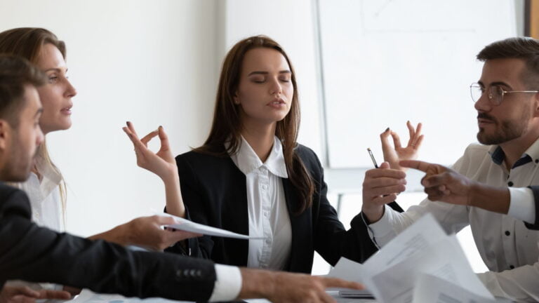 Giovane donna in meditazione, pratica che può influenzare il tono vagale e il benessere generale