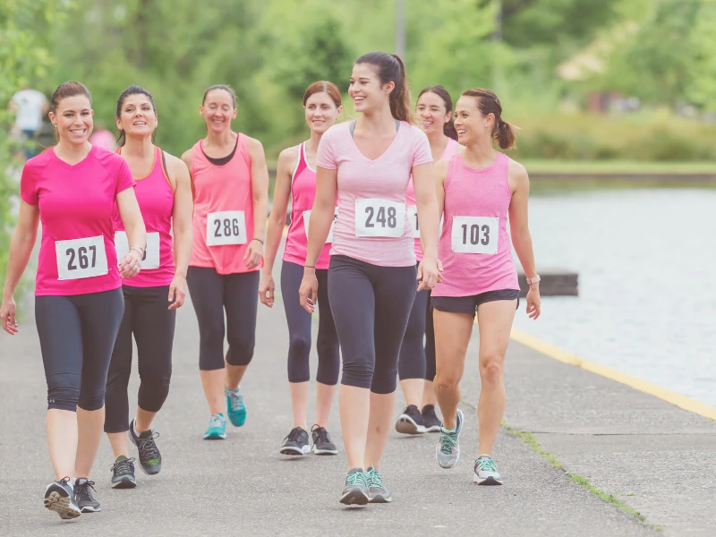 Gruppo di ragazze sorridenti che camminano insieme all'aperto, godendosi il momento e la compagnia reciproca