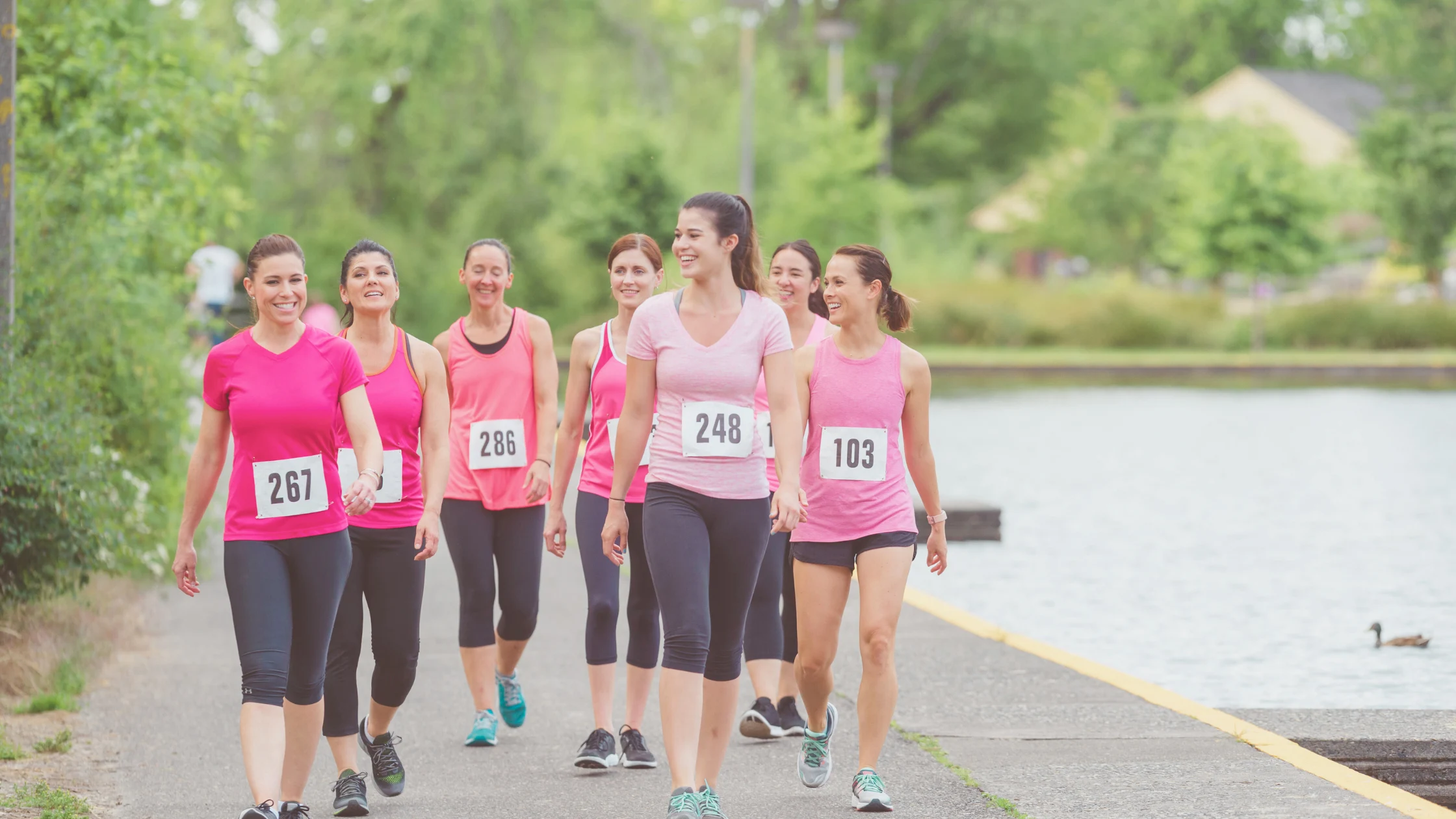 Gruppo di ragazze sorridenti che camminano insieme all'aperto, godendosi il momento e la compagnia reciproca