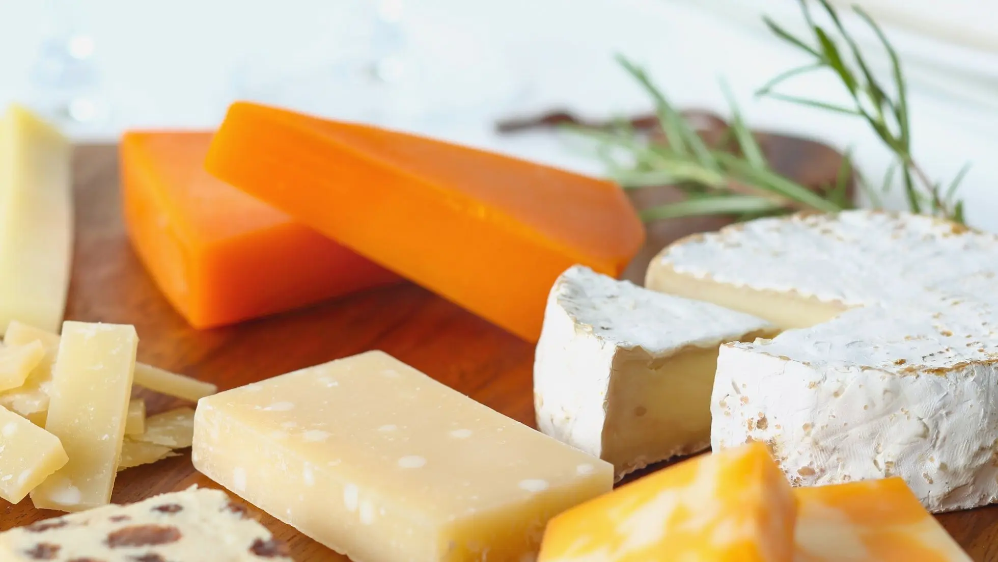 Alimenti ricchi di vitamina K2 come natto, formaggi stagionati e tuorli d’uovo, principali fonti naturali di menachinone