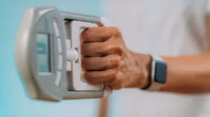 Mano che misura la forza di presa con un dinamometro digitale per valutare forza e controllo della presa