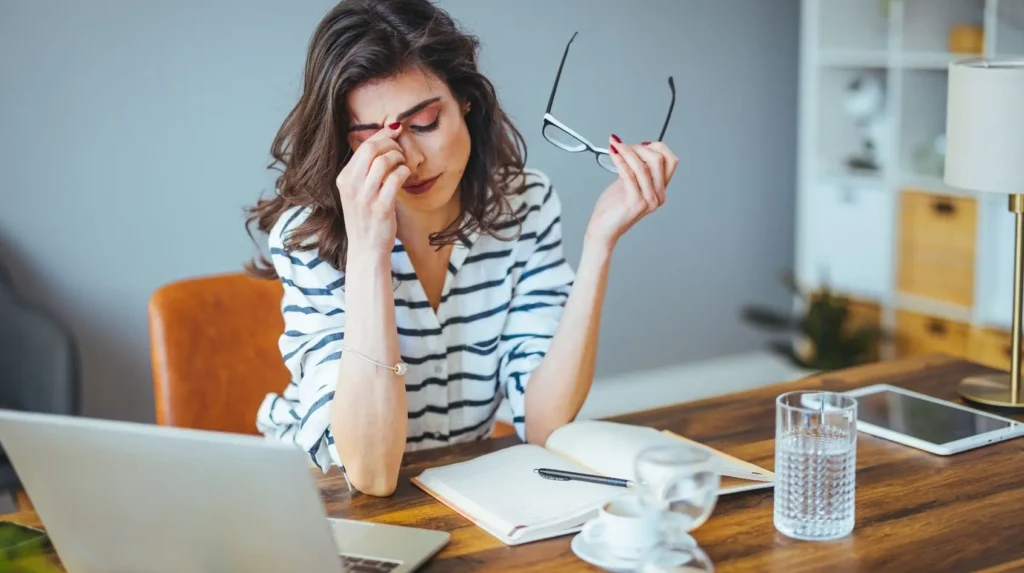 Donna con squilibrio ormonale causato da stress cronico e cortisolo elevato