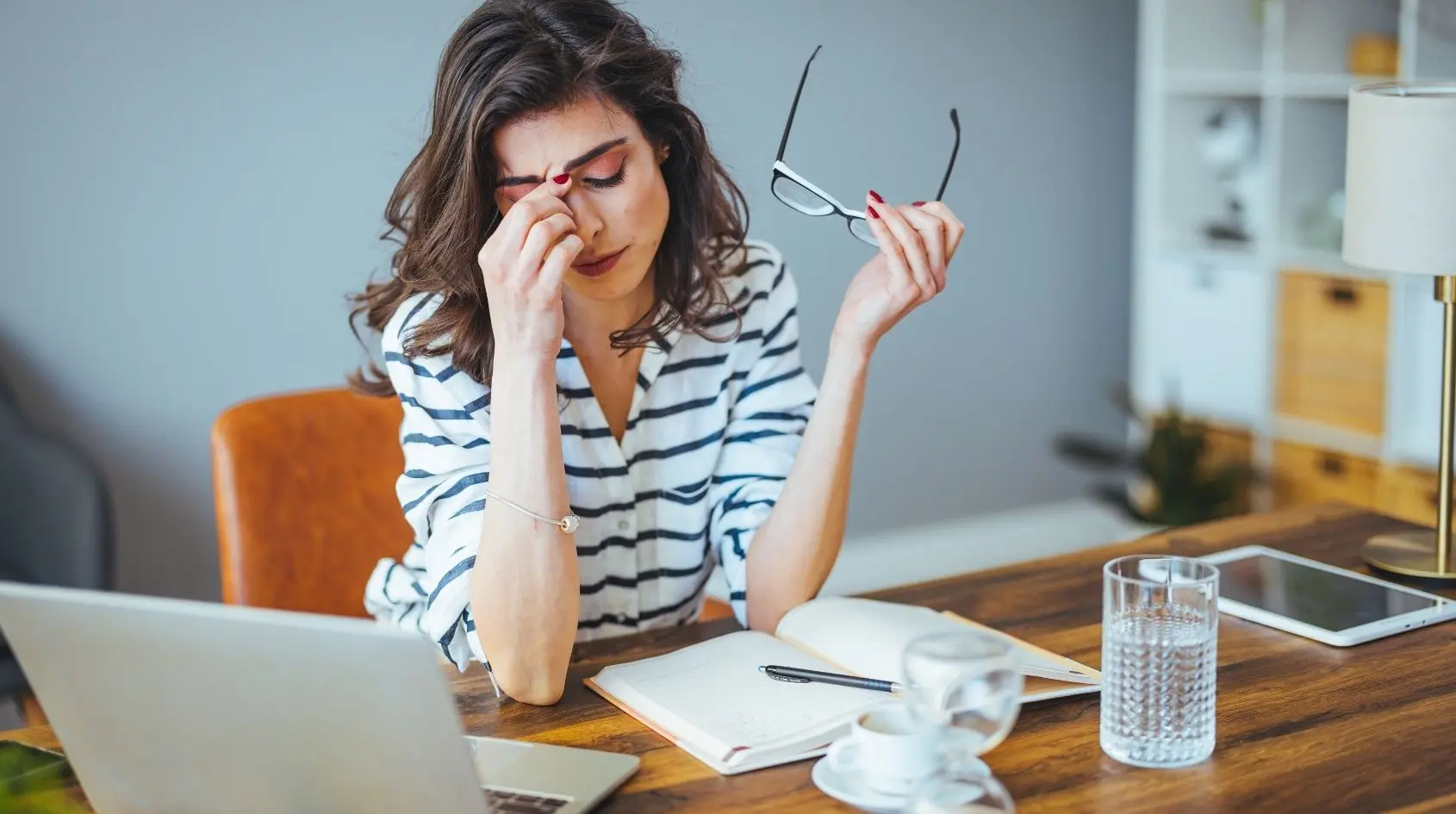 Donna con squilibrio ormonale causato da stress cronico e cortisolo elevato