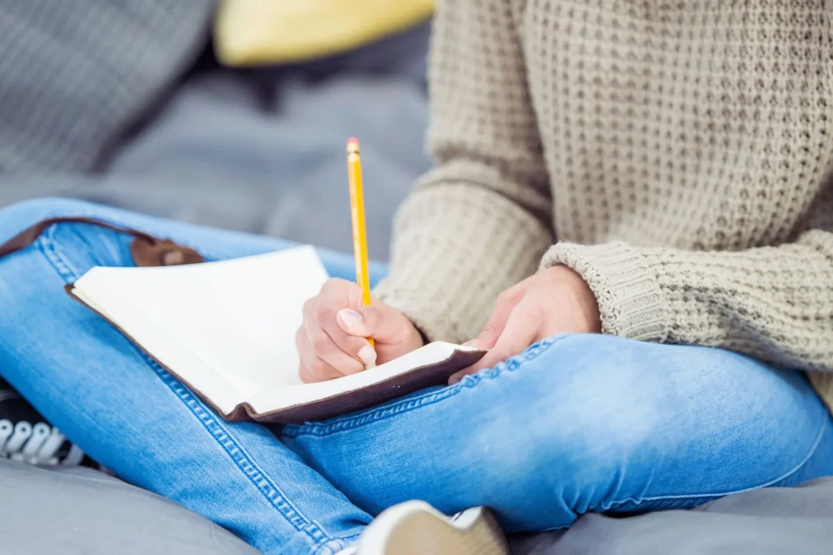ragazza che fa journaling